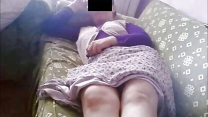 Der pornos mit reifen frauen gratis perverse Sohn zog sich heimlich aus, als sich eine dicke Mutter nackt umzog