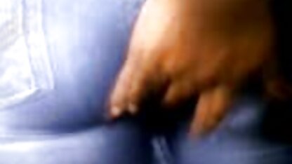 Tini greift sexfilme mit frauen über 50 in ihre enge Unterhose zum Finger